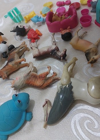 Renkli Aksiyon Figürleri ve Aksesuarları Seti - Görsel 2