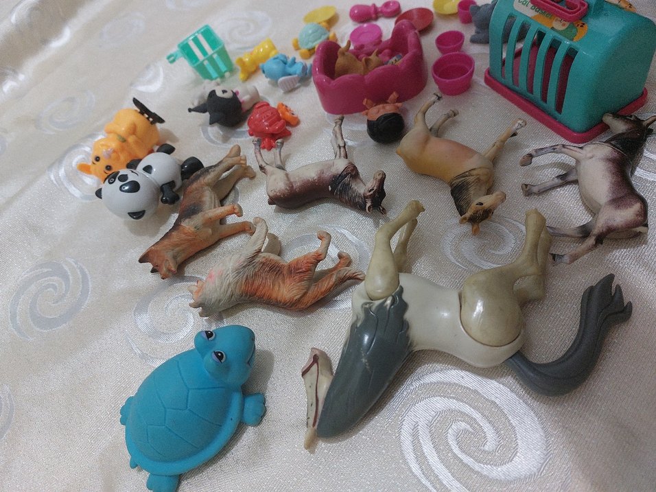 Renkli Aksiyon Figürleri ve Aksesuarları Seti - Görsel 2