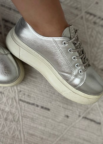 Gri Zincir Detaylı Platform Kadın Spor Ayakkabı - Görsel 2
