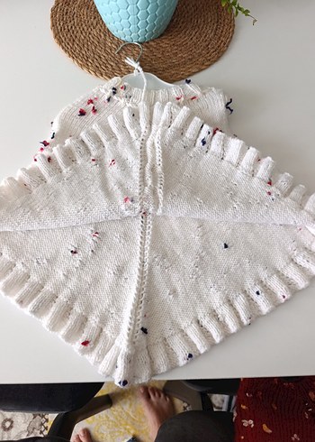 Kız Çocuk Beyaz Çiçek Desenli Örgü Panço - Görsel 4