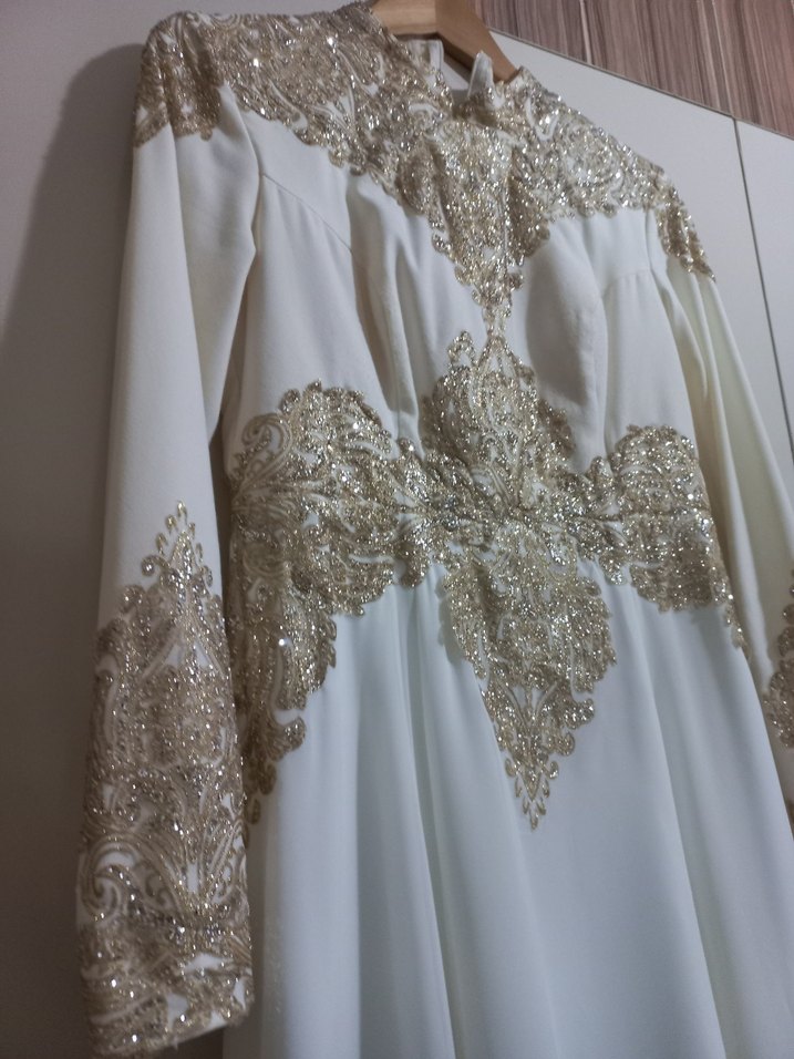 Uzun Kollu İşlemeli Beyaz Vintage Abiye - Görsel 4