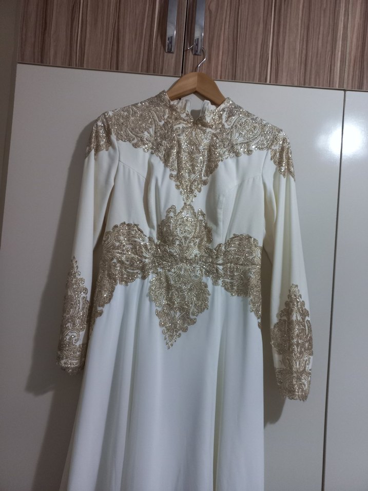 Uzun Kollu İşlemeli Beyaz Vintage Abiye - Görsel 5