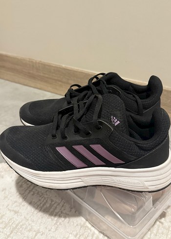 Mor Detaylı Siyah Kadın Spor Ayakkabı - Görsel 2