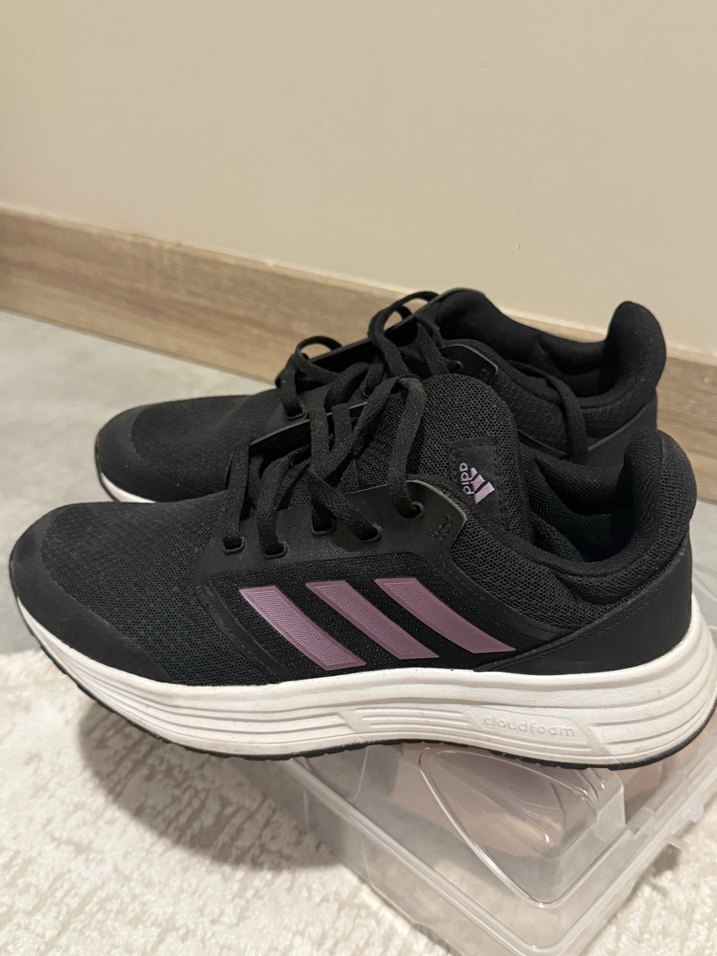 Mor Detaylı Siyah Kadın Spor Ayakkabı - Görsel 2