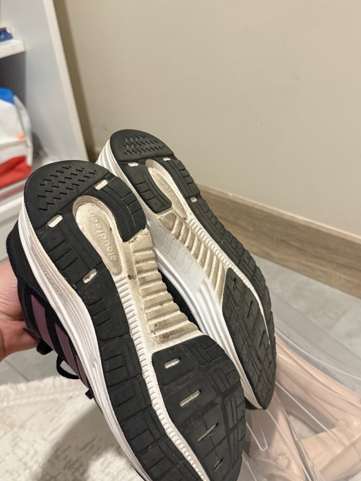 Mor Detaylı Siyah Kadın Spor Ayakkabı - Görsel 3