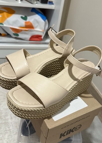 Bej Bantlı Dolgu Topuk Kadın Sandalet - Görsel 2