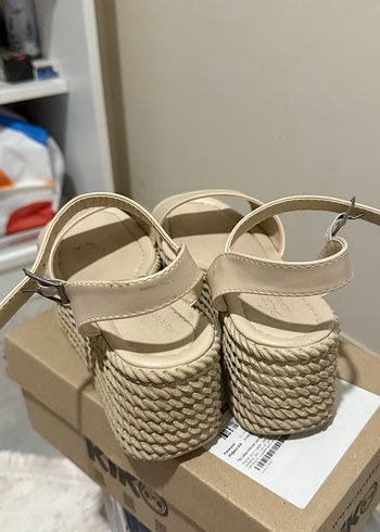 Bej Bantlı Dolgu Topuk Kadın Sandalet - Görsel 3