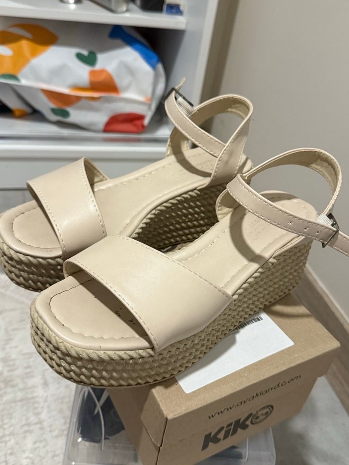 Bej Bantlı Dolgu Topuk Kadın Sandalet - Görsel 2