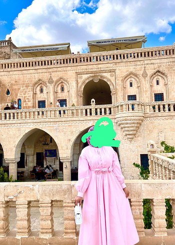 Pembe Uzun Drapeli gül detaylı elbise