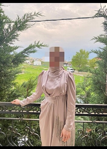 Hennin püsküllü saten abiye 