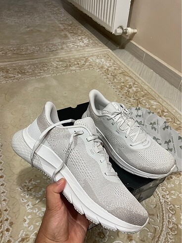 43 Beden Under Armour Hovr serisi spor ayakkabı