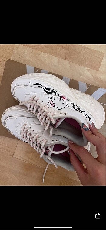 36 Beden beyaz Renk Bershka hello kitty spor ayakkabı