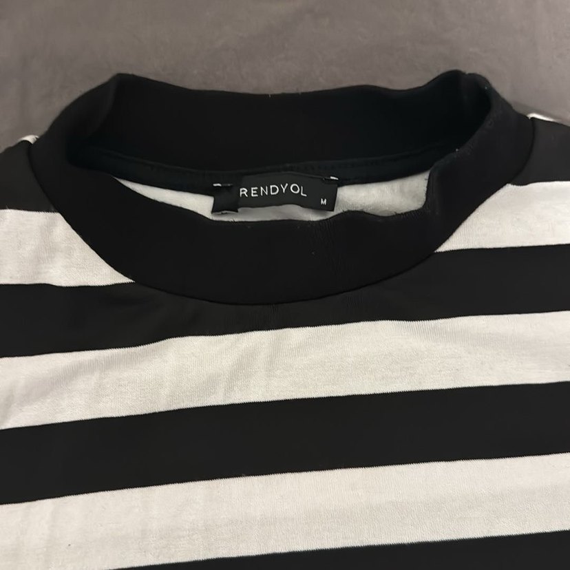 Siyah Beyaz Çizgili Kısa Kollu Tişört - Görsel 3