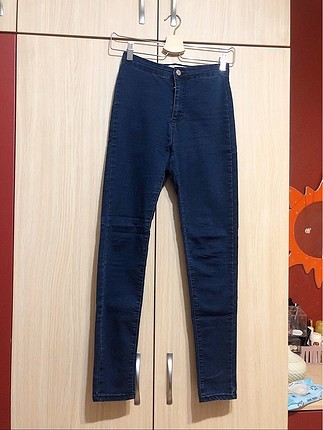 Koyu renk skinny jean. 36 bedendir.