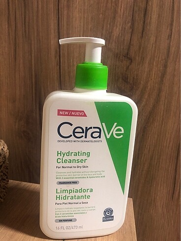 CeraVe nemlendiren temizleyici . Yarısı doludur