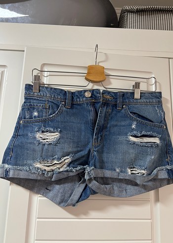 Stradivarius Kadın Yırtık Denim Mini Şort