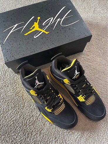 43 Beden Jordan 4 Thunder