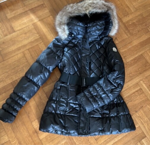 Moncler siyah kapşonlu kaztüyü mont