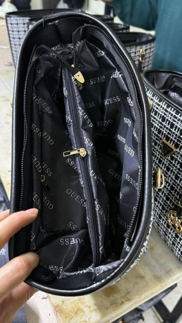 Guess Kadın Gri Desenli Tokalı Omuz Çantası - Görsel 3