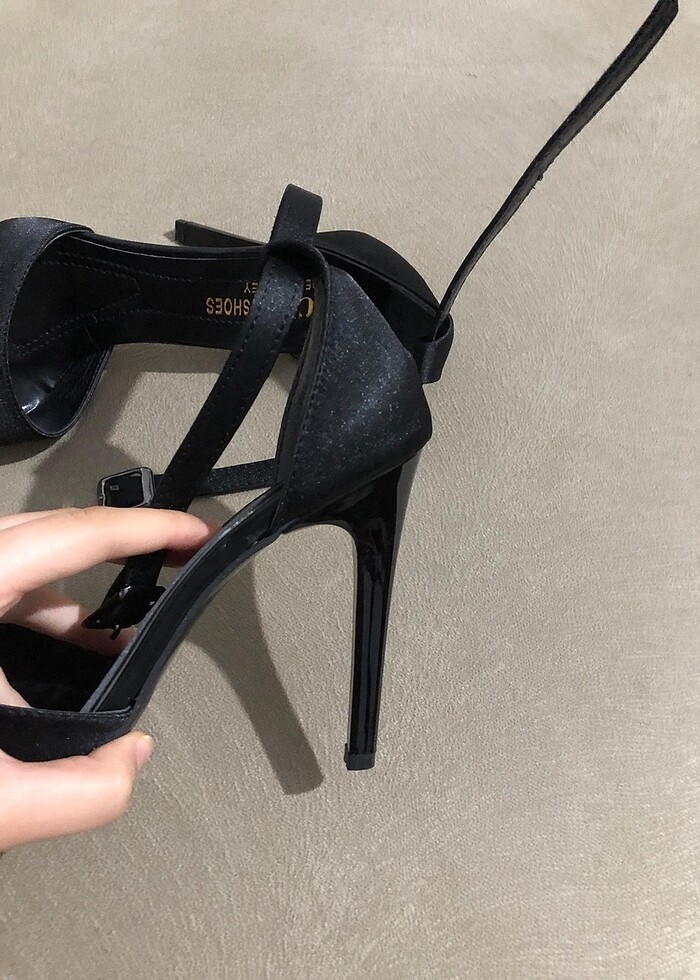 Siyah topuklu ayakkabı - Görsel 2