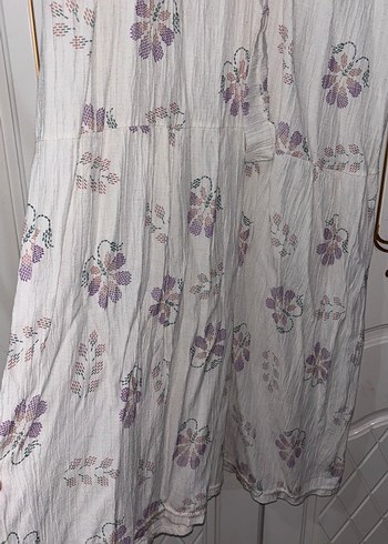 Lila çiçekli beyaz elbise - Görsel 2