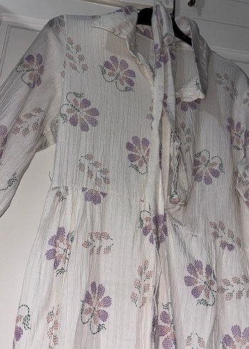 Lila çiçekli beyaz elbise - Görsel 3