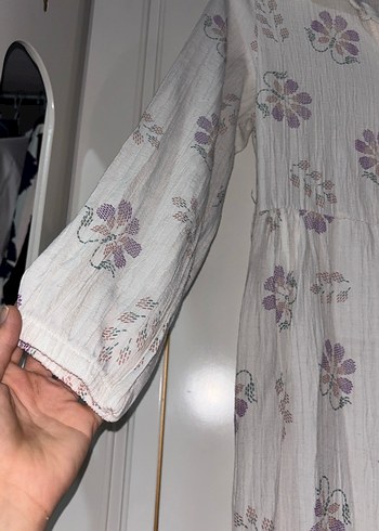 Lila çiçekli beyaz elbise - Görsel 4