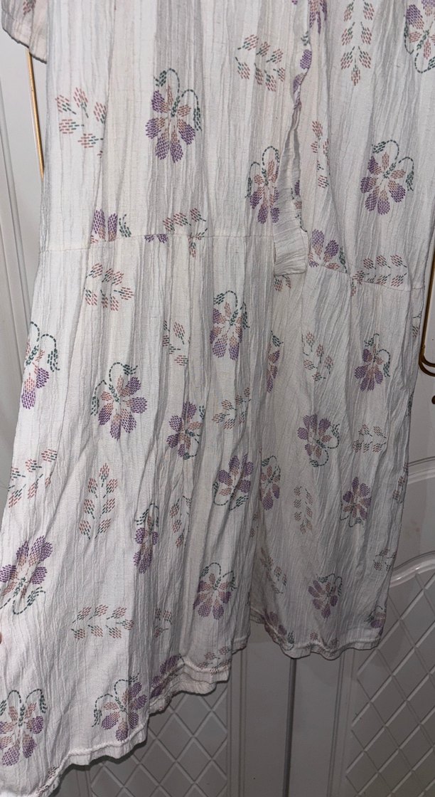 Lila çiçekli beyaz elbise - Görsel 2