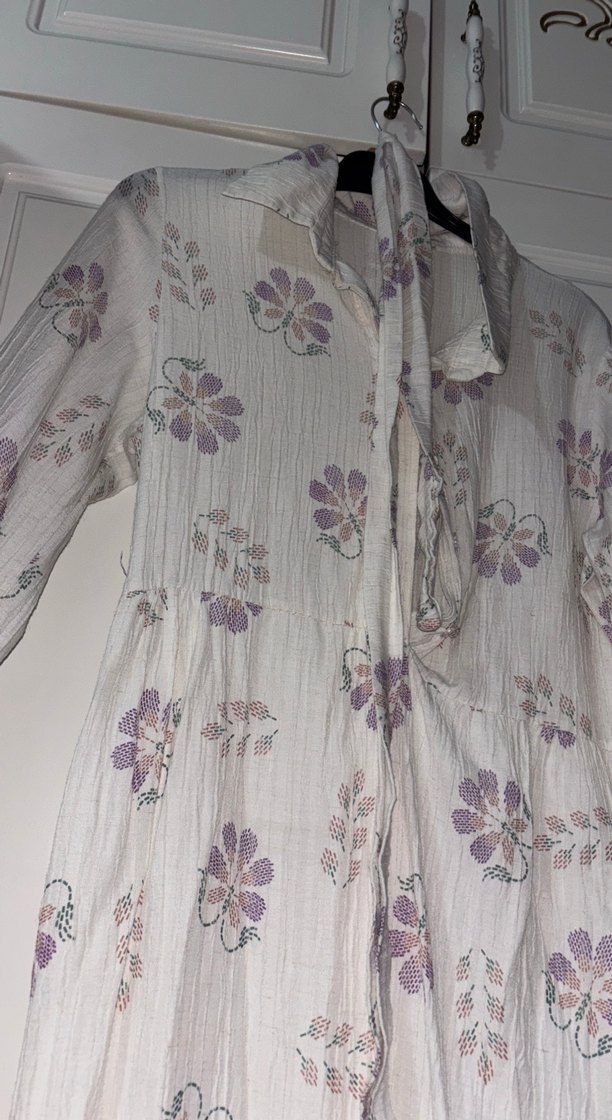 Lila çiçekli beyaz elbise - Görsel 3