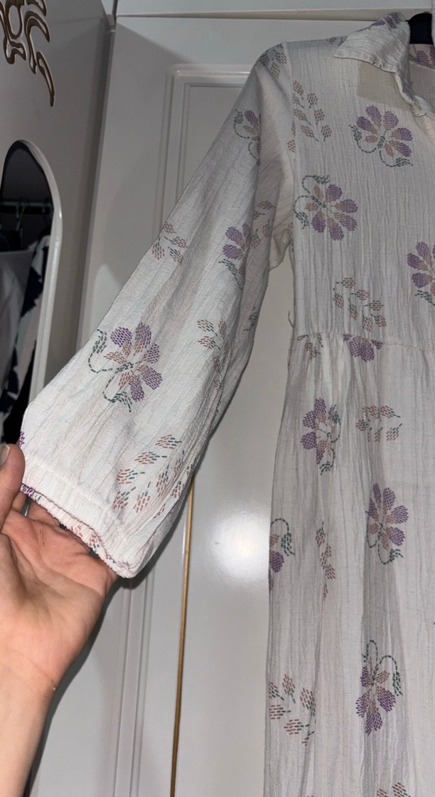 Lila çiçekli beyaz elbise - Görsel 4