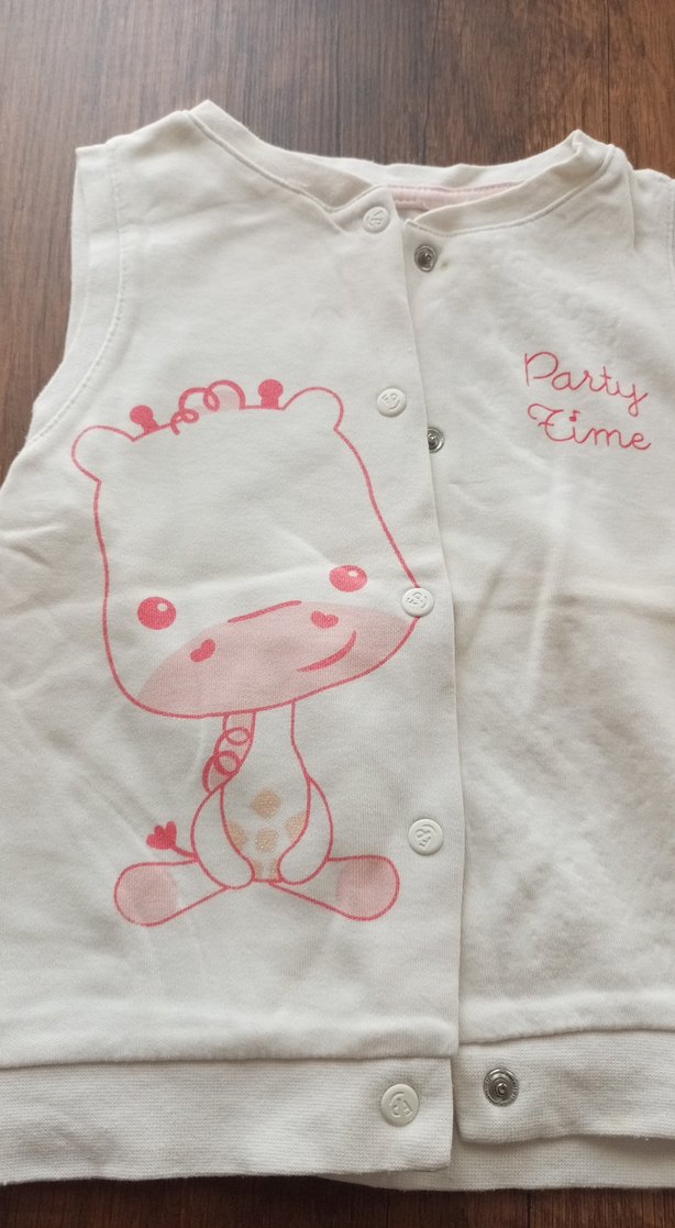 Kız Çocuk Beyaz Baskılı Düğmeli Yelek - Görsel 2