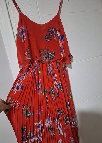 Kırmızı Çiçekli Piliseli Elbise - Görsel 3