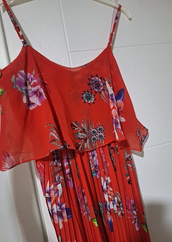 Kırmızı Çiçekli Piliseli Elbise - Görsel 2