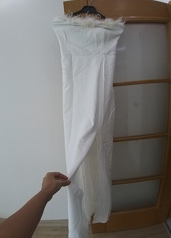 Beyaz Otriş detaylı yirtmacli elbise