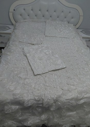 İşlemeli Beyaz Parlak Yatak Örtüsü - Görsel 2