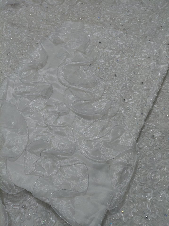 İşlemeli Beyaz Parlak Yatak Örtüsü - Görsel 3