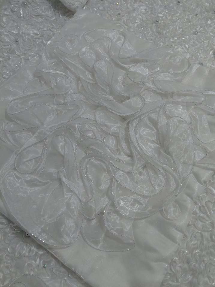 İşlemeli Beyaz Parlak Yatak Örtüsü - Görsel 4