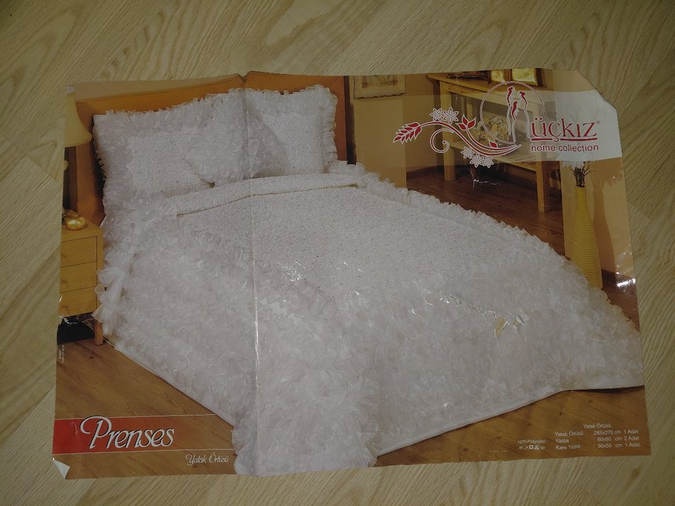 İşlemeli Beyaz Parlak Yatak Örtüsü - Görsel 5