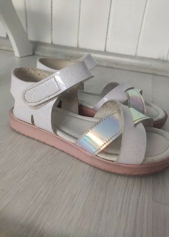 30 Beden Kız Çocuk Beyaz Bağcıklı Sandalet