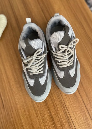 Gri Kadın Spor Ayakkabı - Şık ve Rahat - Görsel 3