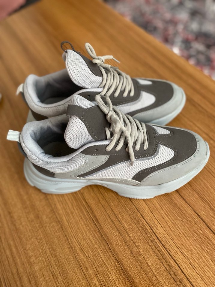 Gri Kadın Spor Ayakkabı - Şık ve Rahat - Görsel 2