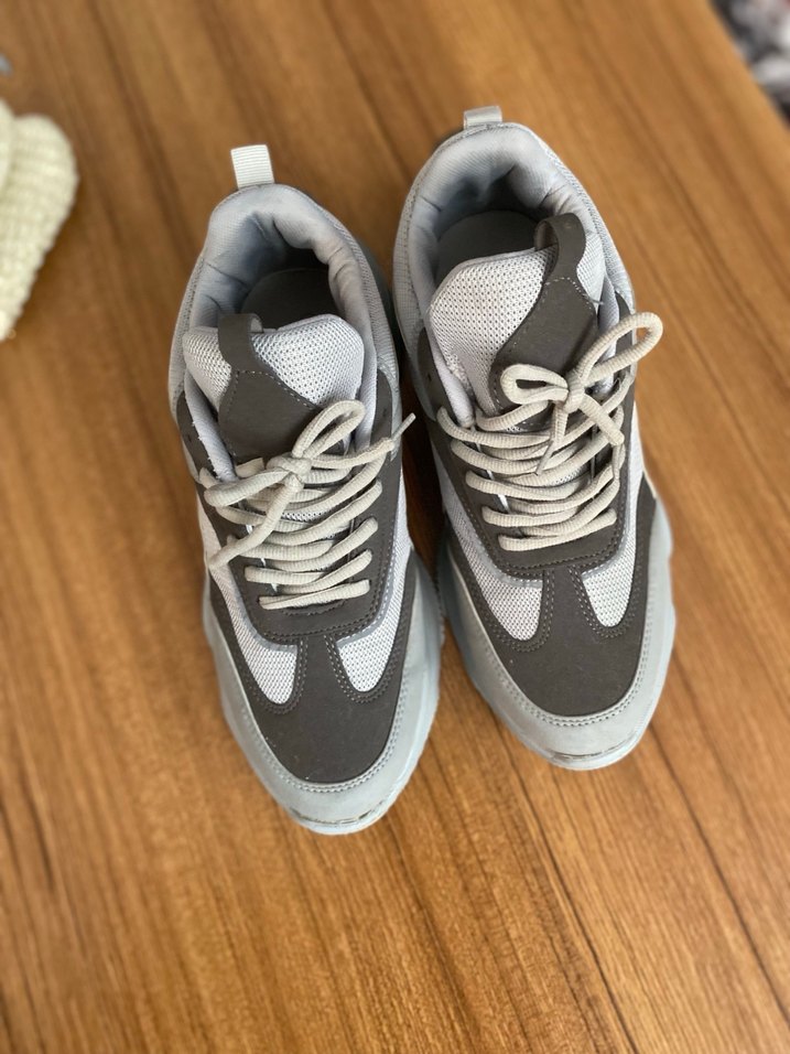 Gri Kadın Spor Ayakkabı - Şık ve Rahat - Görsel 3