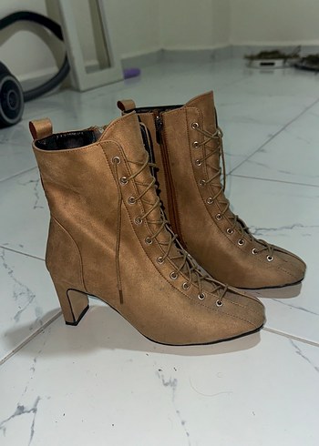Bej Süet Bağcıklı Stiletto Topuklu Kadın Bot - Görsel 2
