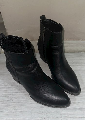 Kadın Siyah Deri Topuklu Bot - Görsel 3