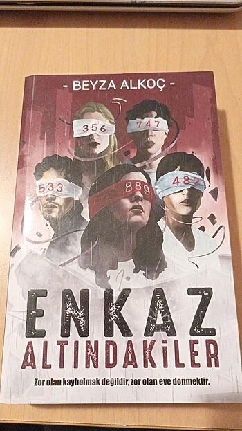 Enkaz Altındakiler