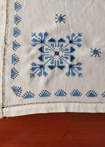 İşlemeli Beyaz Masa Örtüsü - Görsel 2