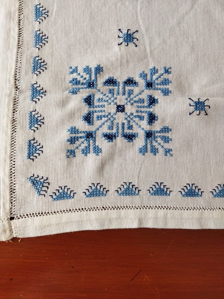 İşlemeli Beyaz Masa Örtüsü - Görsel 2