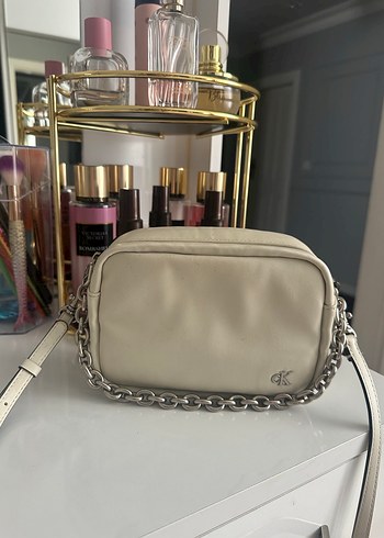 Zincir Detaylı Bej Deri Kadın calvin klein Çapraz Çanta