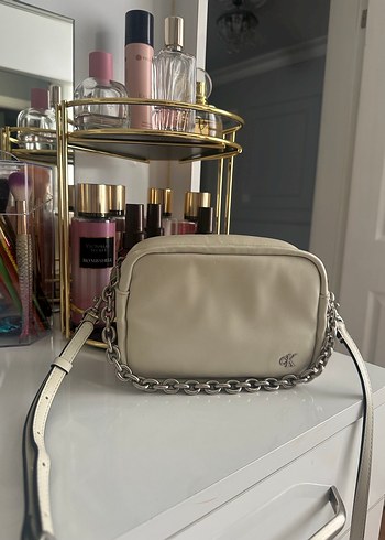 Beden Zincir Detaylı Bej Deri Kadın calvin klein Çapraz Çanta