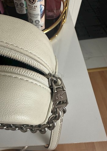 Calvin Klein Zincir Detaylı Bej Deri Kadın calvin klein Çapraz Çanta